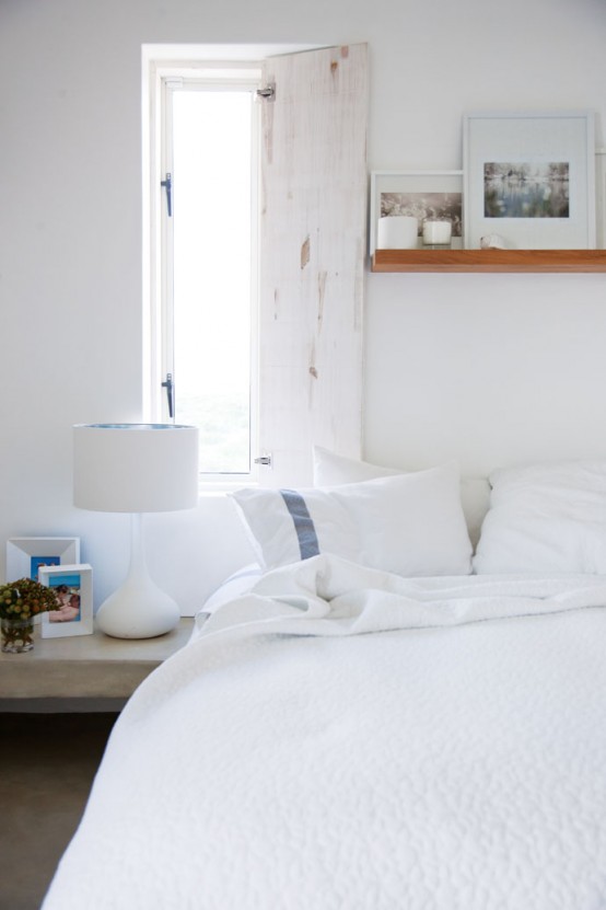Un simple estante como alternativa al cabecero de cama